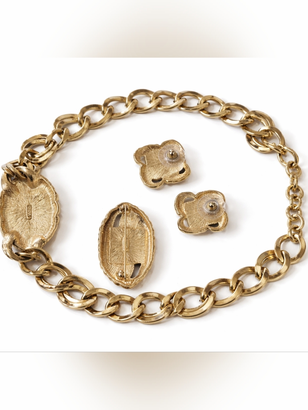 Vintage Monet Gold Tone Jewelry Set – Necklace, Earrings & Brooch - Picture 2 of 6